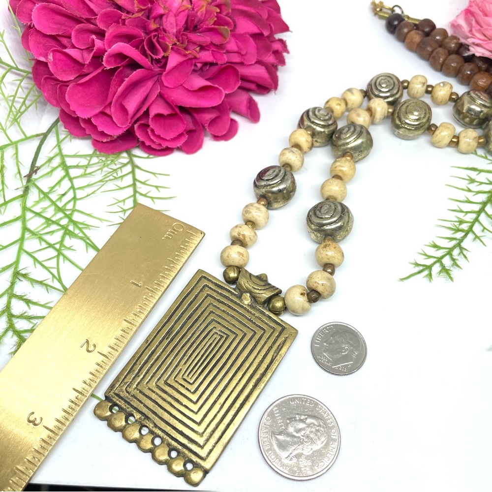 VINTAGE⚜️Genuine Stone & Wooden Beaded Medallion Necklace - Picture 8 of 8